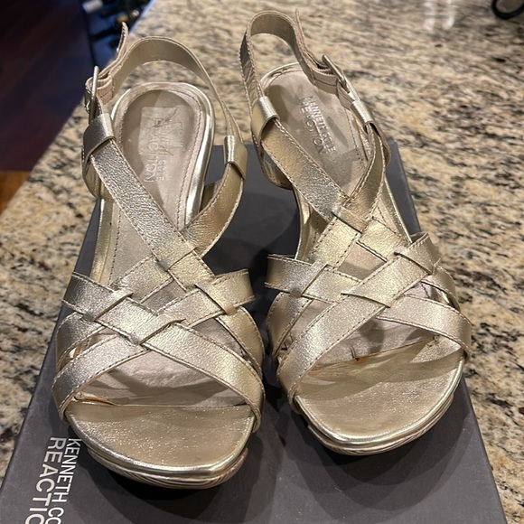 Kenneth Cole Reaction size 6.5 champagne metallic strappy wedge sandals. - Picture 3 of 5